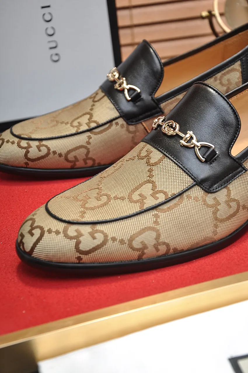 Men's shoes💰500💶Italy's top luxury men's shoe giant (GUCCI) (Gucci) (full cowhide lining) new arrival🍃Original European style🔰 Pleasant to the eye😍In order to make the shoes more durable and non-deformable🌀The production continues to follow traditional methods but there is still no lack of innovation💪Choose original sheepskin for the leather♻️ Smooth and natural And extra bright ⭐Made of imported cowhide, the first choice of rich people 38-45 (45 customized)